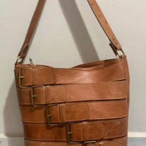 Sac seau en cuir camel à lanières et boucles dorées