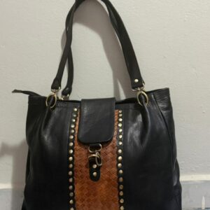 Grand sac cabas en cuir noir et bande tressée marron à clous