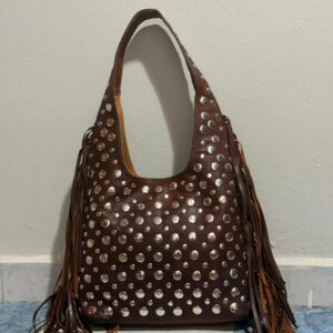 Sac hobo en cuir marron à clous argentés et franges latérales