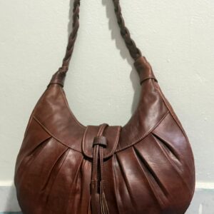 Sac demi-lune en cuir marron plissé avec anse tressée