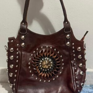 Sac à main en cuir marron chocolat à motif soleil et clous argentés