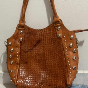 Sac à main en cuir camel tressé à clous argentés
