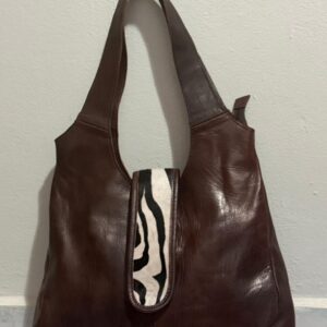 Sac cabas hobo en cuir marron et patte zébrée en poulain